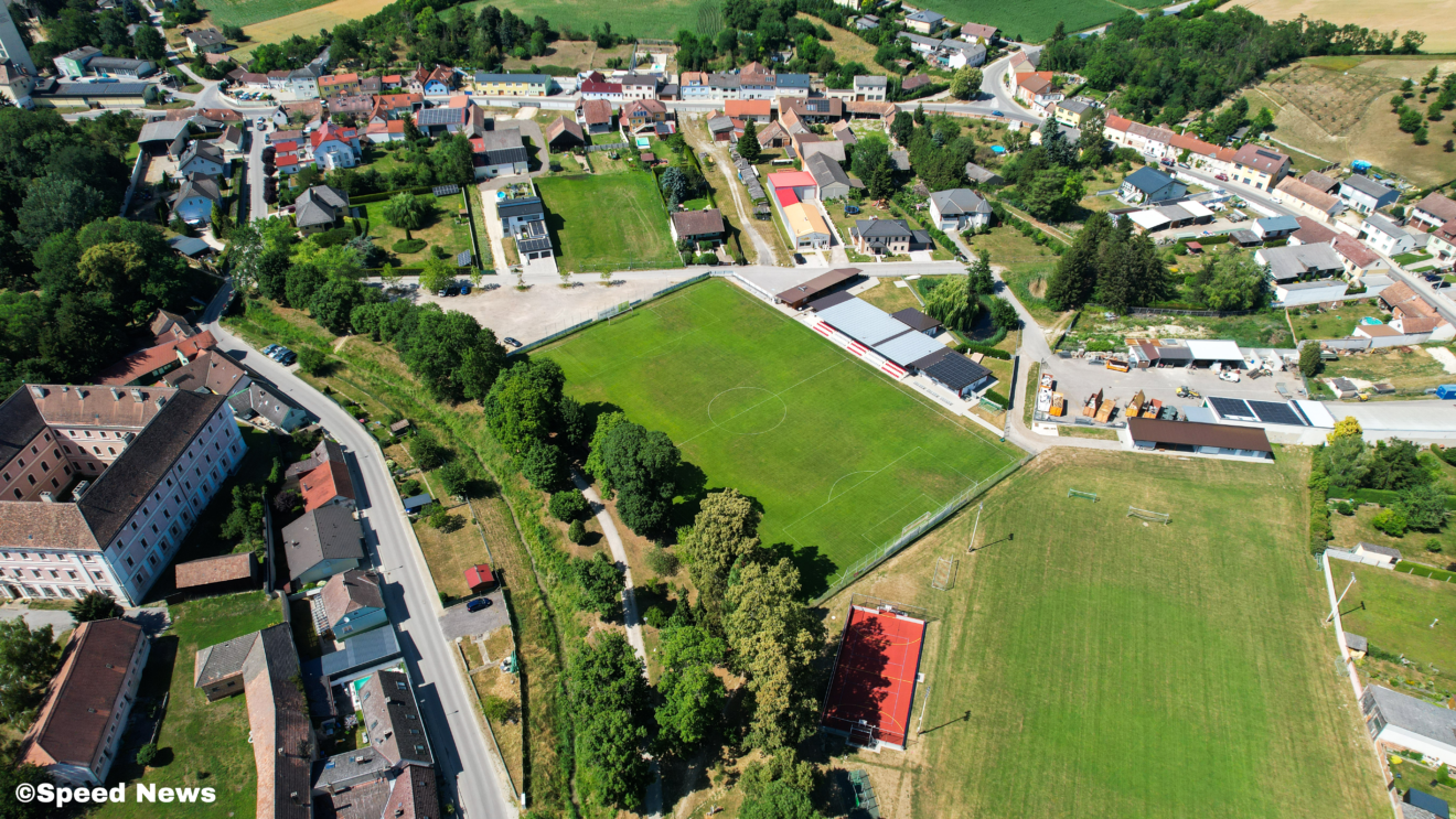 Keine Laufbahn, kein Abstand – hier steht man direkt am Fußball.
